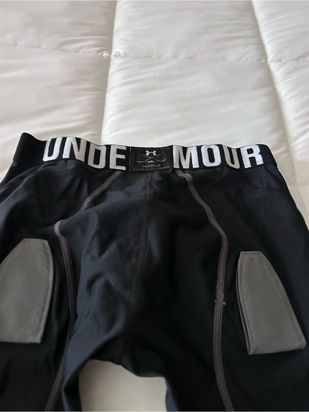 Under Armour hockey Black leggings with grip for shin pads/Velcro socks - Picture 3 of 5
